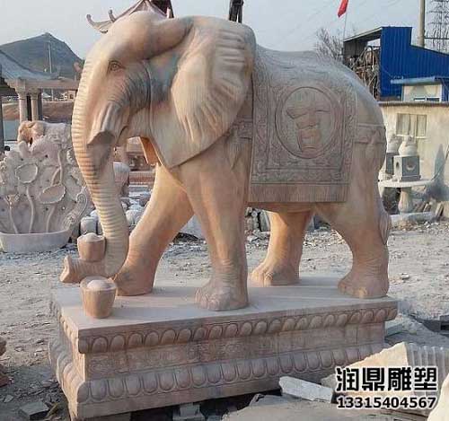 晚霞红石雕大象(图1)